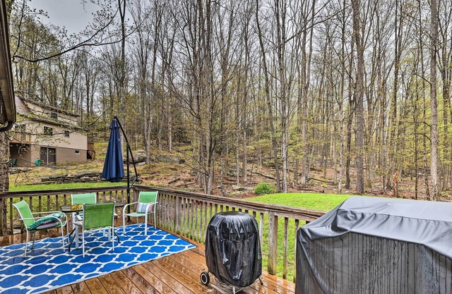 Lake Ariel Hideaway w/ Deck, Yard & 2 Fire Pits!