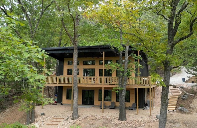 Secluded Lakefront! 4BR, Paradise Pad @ Beaver Lake, Sleeps 14