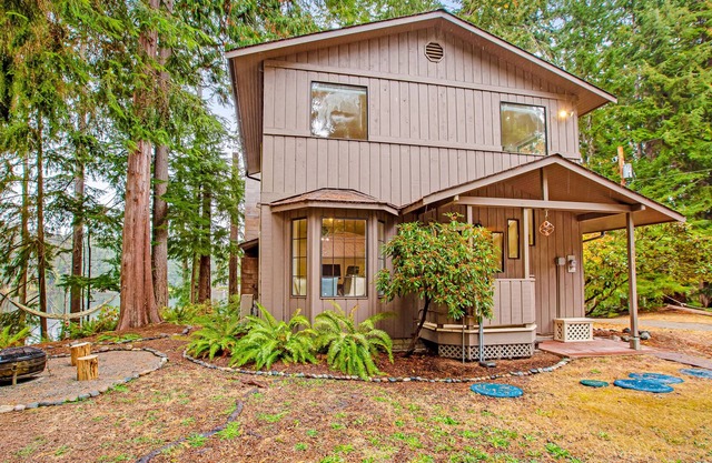Secluded lakefront home with fast WiFi, dock, paddleboards, deck & fire table