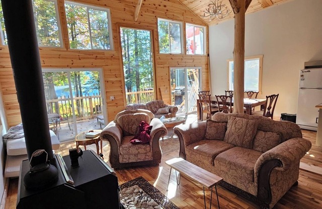 Secluded Lakefront Off-Grid Cottage - A perfect Getaway for the family. n
