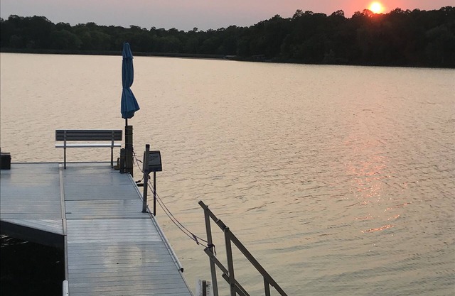 Dieses 5 Jahre alte zweistöckige Haus am See umfasst 5 Schlafzimmer und 3 Badezimmer