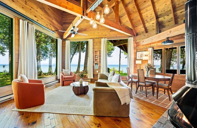 Secluded, Lakeside Cottage on the Bluff