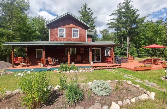 Abgeschieden Lodge in der Nähe von Whiteface Mountain & Adirondack Wildlife Refuge mit Whirlpool