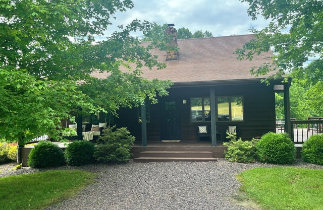 Voted # 1 schönsten Ausblicke auf die Shawnee Wine Trail. Moderne Lodge mit großzügigen Deck