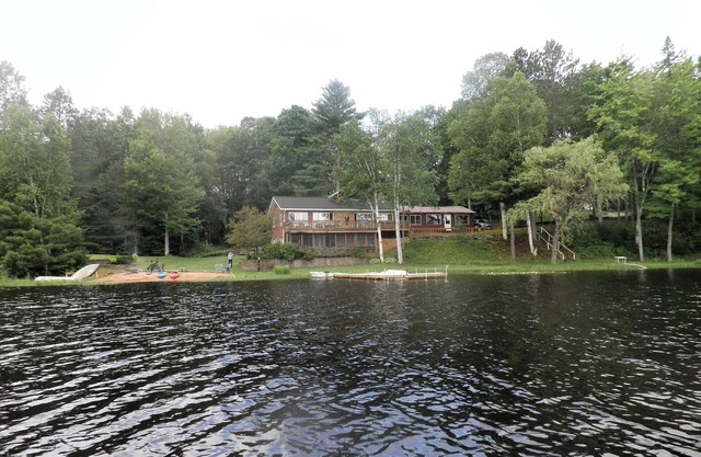 SECLUDED LODGE MIT EINEM DER GRÖSSTEN PRIVATBESTÄNDIGTEN SEEN IN MICHIGAN