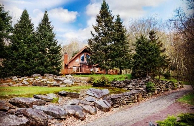 Secluded Log Cabin in Catskills with jacuzzi and mountain/lake view