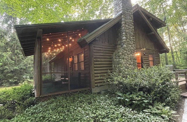 Secluded Log Cabin with trail to North Point County Park to the beach.