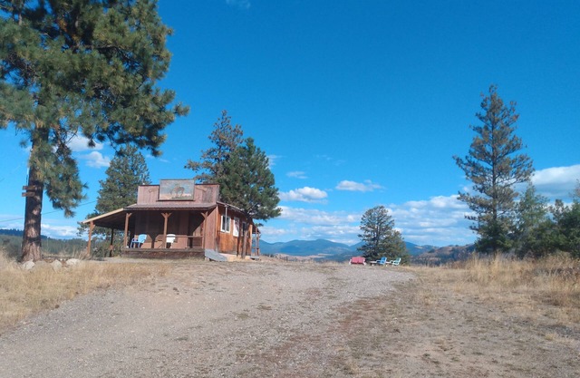 Secluded Lookout Cabin Hovering Above Town of Republic