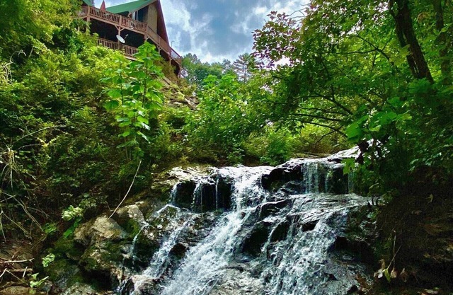 Secluded Luxe Cabin with Waterfall/Creek Views 2 Decks, and Hiking!