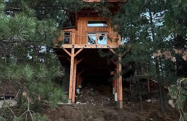 Secluded Luxury 1-bedroom Treehouse in Moscow for a cozy getaway
