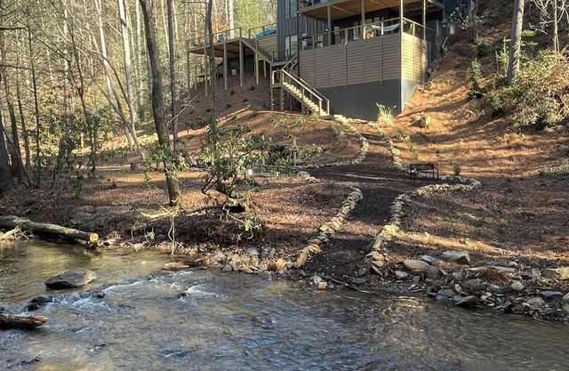 Secluded Luxury 4-bedroom, 3.5 Bath, Creek House Cabin in Ellijay