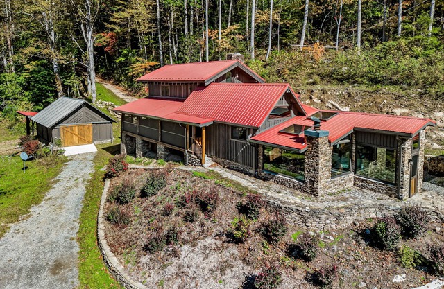 Secluded luxury cabins with water views, game table, wood stove & outdoor dining