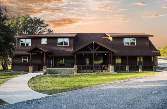 Secluded Luxury Log Cabin On 5 Acres With Game Room