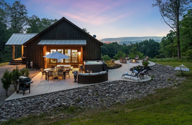A+ Secluded Beauty w/Hot Tub, Firepit, Bar, Privacy & Views🔥