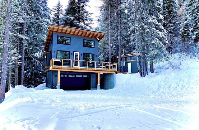 Custom mountain Cabin! Great location, hot tub and more!