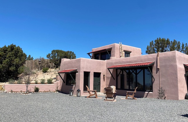 Secluded, modern adobe home just 4.9 miles from the historic Santa Fe Plaza.