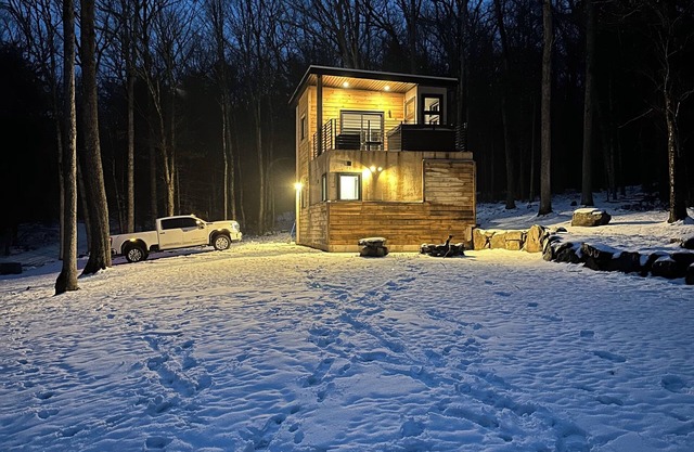 Secluded modern cabin with hot tub