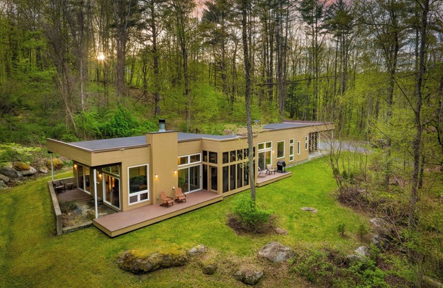 Secluded + Modern | Enclosed Patio, Forest Views | Woodland Zen by AvantStay