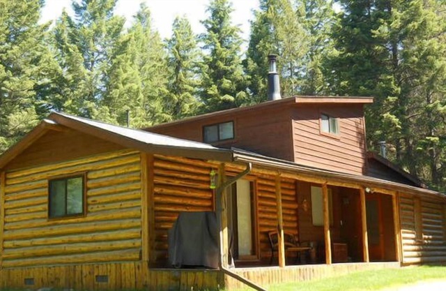 Secluded Mountain Cabin, Only Short Drive To Kalispell and Glacier N.P.