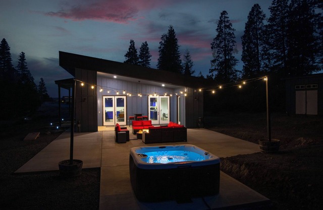 Secluded Mountain Home on 7 acres with Hot Tub! Near downtown TH!