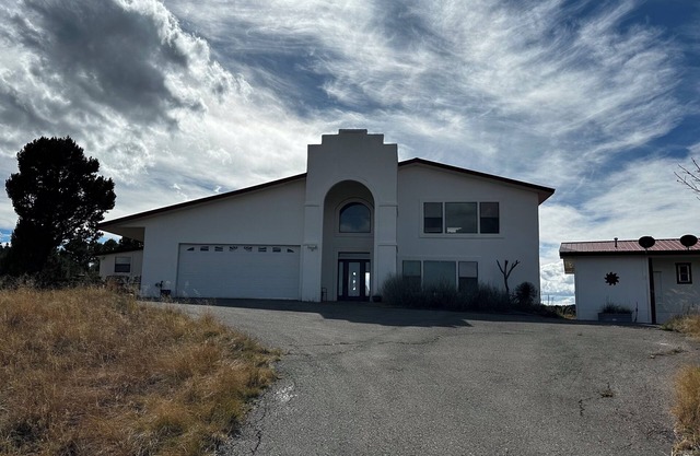 Secluded Mountain House on 20 wooded acres with majestic views and game room.