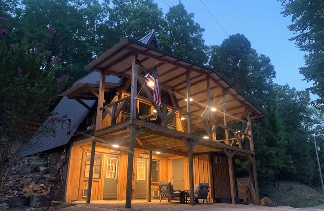Secluded mountain luxury-access to ATV/bike trails, close to lakes, Hot Springs