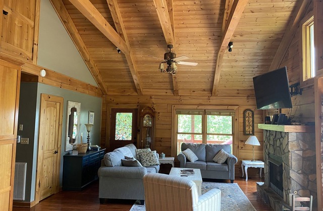 Secluded Mountain Top Cabin with Game Room in Bedford