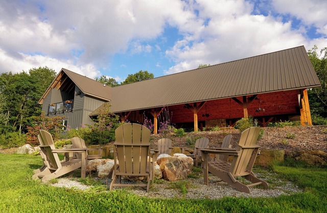 Secluded Mountain Top Vineyard Apartment near Lake Rabun and Tallulah Gorge