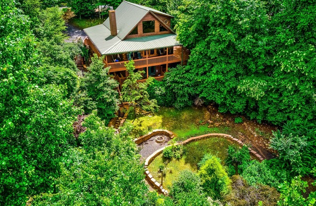 Abgeschiedene Berghütte mit eigenem Whirlpool und mehreren Decks