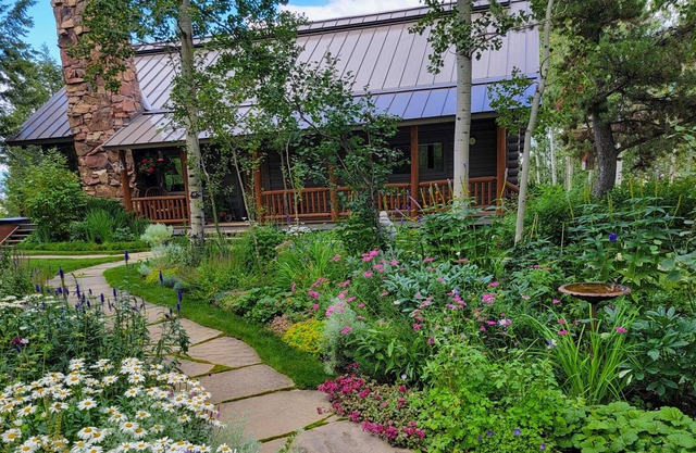 Secluded mountain-view home with large deck, hot tub & fireplace - dog-friendly