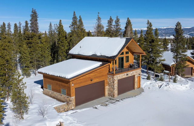 Secluded, newly constructed cabin with views,