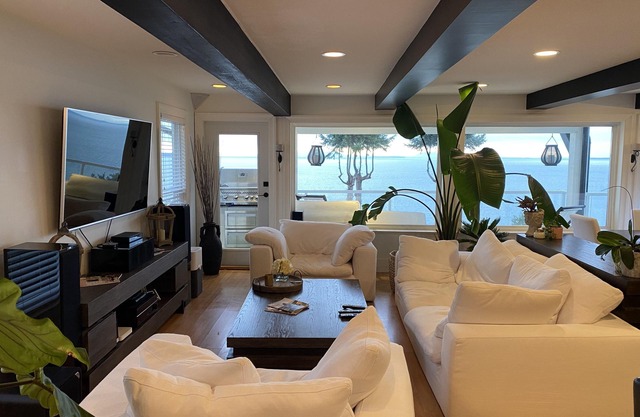 Secluded ocean front villa w/hot tub and beach access