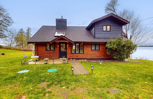 Secluded, peaceful waterfront cabin with furnished patio & full kitchen
