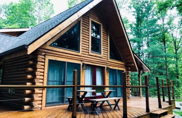 Secluded, hot tub, pet friendly, New log cabin