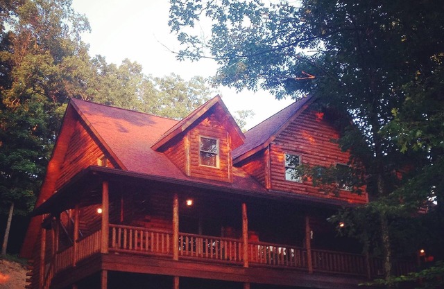 Abgeschieden, Privat 5000 Square Foot Luxury Lodge liegt am 20. Wooded Acres.