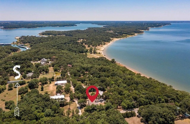 Secluded, private get away. Short walk to the beach down a private trail.
