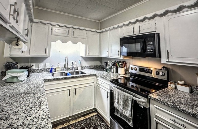 Secluded, private, peaceful, large 3 bedroom, 2 full bath, Country Brick Home