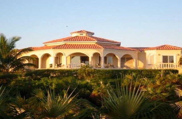 Grand Eco-Friendly Abgeschieden Privat Rosa Sandstrand vor mediterranem Anwesen