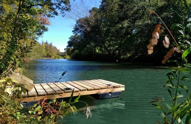Abgeschiedener River Cabin Retreat
