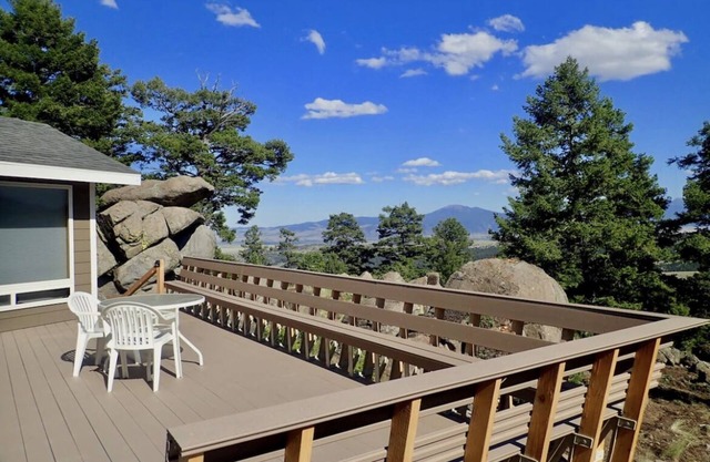 Secluded-Romantic-Hot Tub-Mountain Top Retreat-Solar Grid-Tie