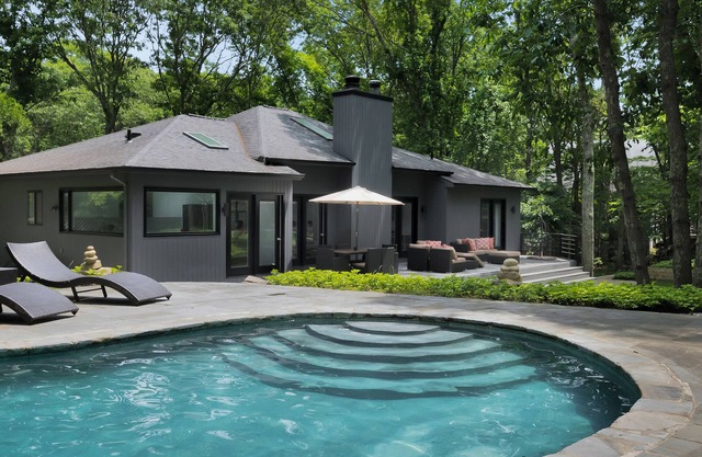 Secluded Sag Harbor Oasis: Chic modern getaway 3 mins to Bay, 8 mins to Ocean.