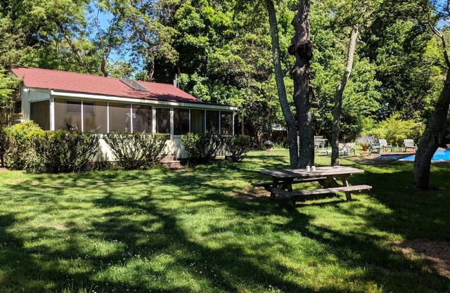 Abgeschiedenes Sag Harbor Cottage mit großem Pool und Sprungbrett + Rutsche, großer Garten!