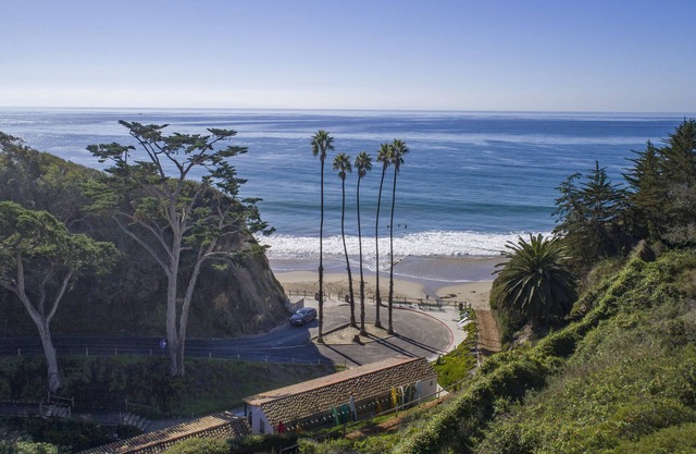 Secluded Santa Barbara estate w/ private beach access in Hope Ranch