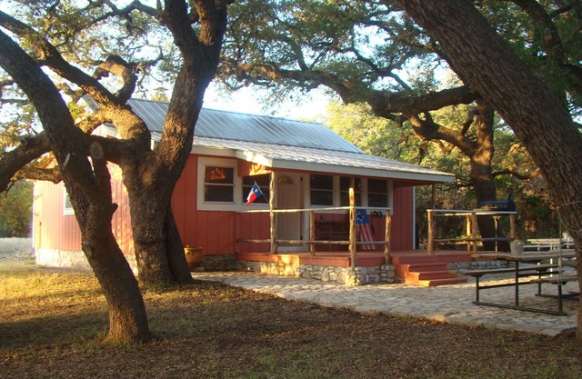 Abgeschieden, Shaded River Front Get-away Cabin