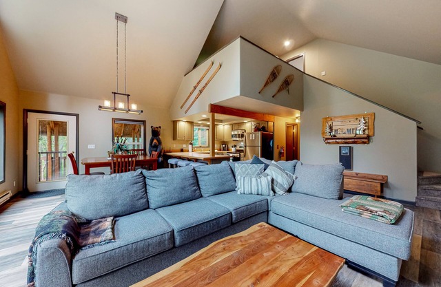 Secluded snowbird-friendly home with deck, mountain views, grill, washer/dryer