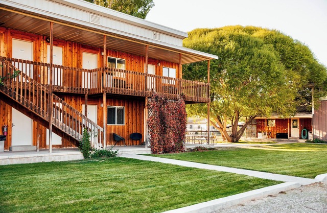 Secluded South Getaway Sleeps 43+ Clubhouse, Reunions, Dinosaur Quarry nearby