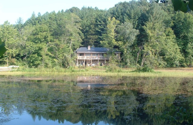 Abgeschiedenes Steinhaus mit einem 50 'Deck mit Blick auf Beaver Lake auf Pilzfarm.