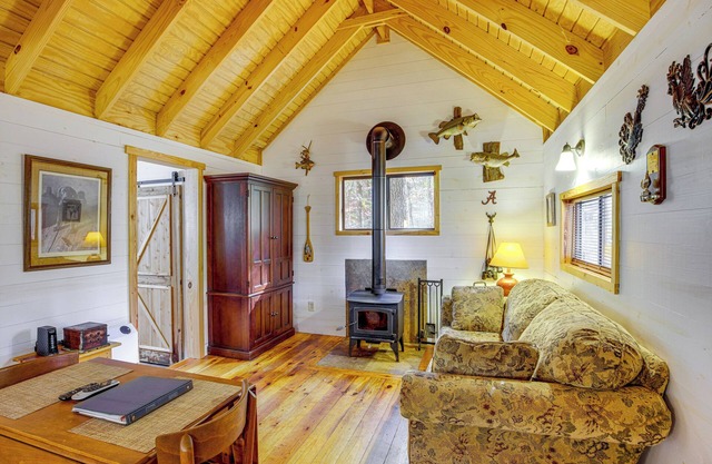 Secluded Tallassee Cabin w/ Fire Pit & Porch!