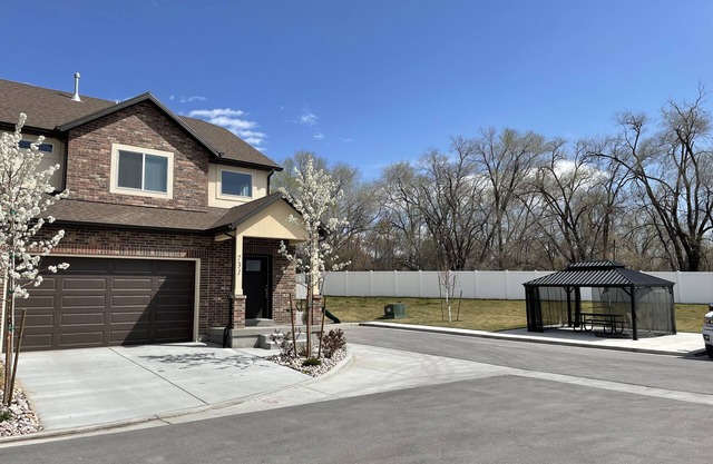Secluded townhome midway between downtown & skiing; min from shops, & dining