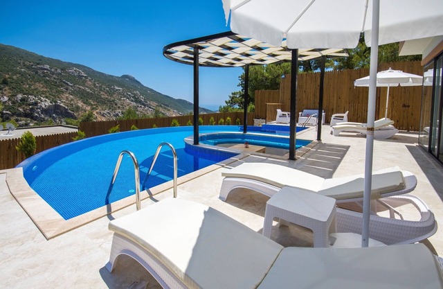 Abgeschiedene Honeymoon Villa mit zwei Schlafzimmern mit großem halbkreisförmigen Pool und Jacuzzi